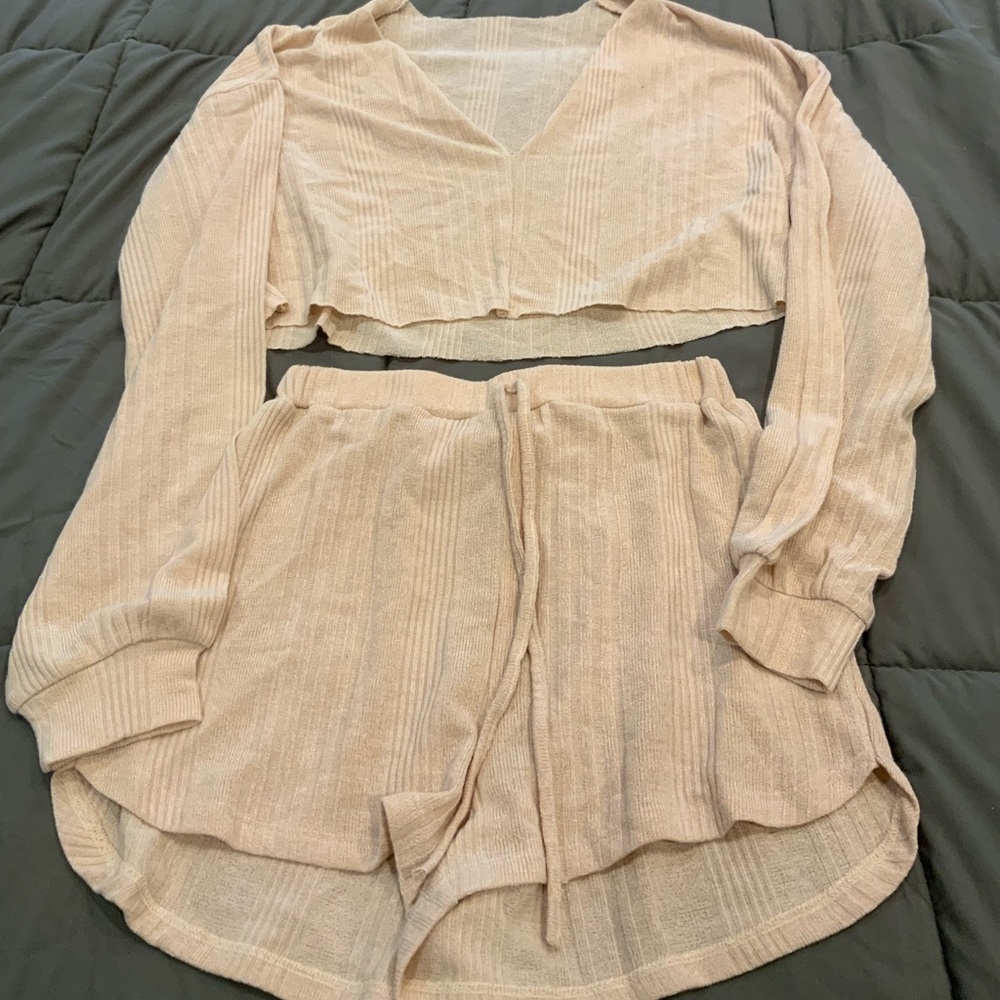 Long sleeve crop top matching shorts tan